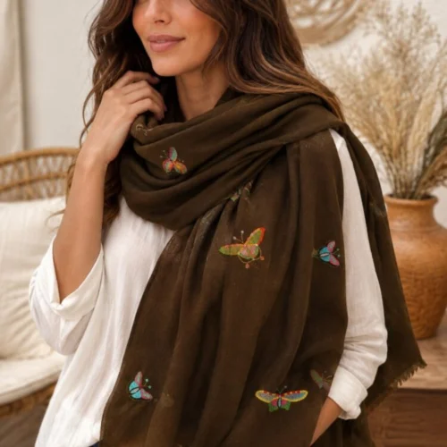 pashtoosh color fango con farfalle ricamate